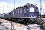 118 032-2 abgestellt mit Nahverkehrszug; der erste Wagen ist ein Packwagen Typ Düe 938 und Silberlinge, in Nördlingen am 07.03.1982.