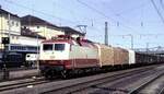 120 005-4 mit G�terzug durch Regensburg am 15.05.1982.