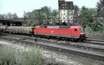 120 147-4 mit gemischtem Güterzug in Ulm am 30.04.2002.