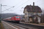 143 899-3 und 143 881-1 mit Nahverkehrszug im Sandwich in Urspring am 12.03.2009.