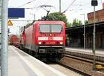 143 860-7 mit Diesellok und gemischtem Güterzugim Schlepp in Roßlau am 15.05.2017.