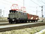 E 44 1170 mit einem fest gekuppelten Doppelwagen Stückgut Schnellverkehr bei der Jubiläumsparade 150 Jahre Deutsche Eisenbahn in Nürnberg am 14.09.1985.