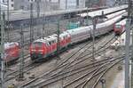 218 499-2 und 218 431-5 mit IC Allgäu in Ulm; im Hintergrund sind zu sehen ein 611, eine 146 mit Dostozug,eine HGK 145 CL 011  91 80 6145 089-9 D-HGK in Ulm am 26.02.2010.