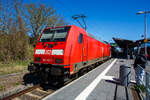 Zu dieser Zeit verkehrte der RE 1 „Hanse-Express“ nur zwischen Rostock und Bad Kleinen und nicht wie sonst �blich �ber Schwerin und B�chen bis nach Hamburg. So steht die 146 216-7 (91 80 6146 216-7 D-DB) der DB Regio Nordost steht mit dem RE 1 „Hanse-Express“ Bad Kleinen – B�tzow – Rostock am 22 April 2026 im Bahnhof Bad Kleinen zur Abfahrt bereit.

Die Die TRAXX P160 AC2 wurde 2005 von Bombardier Transportation GmbH in Kassel unter der Fabriknummer KAS 34041 gebaut.