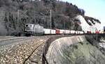 150 175-8 mit G�terzug auf dem M�hltalfelsendamm der Geislinger Steige am 23.04.1982.