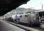 151 008-0 mit G�terzug und Tieflader an erster Stelle mit DHG 500 (M�nchner Lok) beladen in Ulm am 19.05.1998.