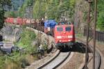 151 143-5 mit einem langen Güterzug auf der Geislinger Steige am 11.09.2010.