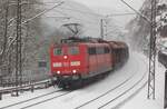 151 126-0 mit langem gemischten Güterzug auf der Geislinger Steige; es schiebt 151 159-1 am 13.02.2009.