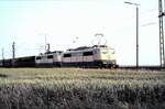 151 115-3 und eine weitere 151 mit Mittelpufferkupplung in Doppeltraktion vor einem leeren Erzzug bei Vechelde am 16.08.1981.
