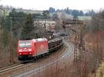 185 168-2 mit einem Schwellenzug bei Ulm am 31.03.2003.