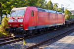 Die 185 005-6 (91 80 6185 005-6 D-DB) der DB Cargo AG fährt am 17 September 2024 mit einem gemischten Güterzug durch den Bahnhof Kirchen (Sieg). 

Die TRAXX F140 AC1 wurde 2001 von ABB Daimler-Benz Transportation GmbH, (Adtranz) in Kassel unter der Fabriknummer 33402 gebaut. 