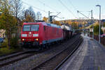 Auch wenn es nur eine rote DB185er ist, endlich nochmal einen Güterzug vor der Linse.
Die 185 015-5 (91 80 6185 015-5 D-DB) der DB Cargo AG fährt am 22. Oktober 2024, mit einem sehr langen leeren Güterzug (Sahmms-Coilwagen und offene Eanos-Wagen), durch den Bahnhof Kirchen/Sieg und fahren weiter in Richtung Köln. Die maximale Achsanzahl (250) war wohl für den Zug auch erreicht. 

Die TRAXX F140 AC wurde 2001 von ABB Daimler-Benz Transportation GmbH (Adtranz) in Kassel unter der Fabriknummer 33412 gebaut. 
