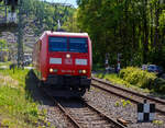 Die 185 010-6 (91 80 6185 010-6 D-DB) der DB Cargo AG fährt am 09 Mai 2025 mit einem gemischten Güterzug durch der Bahnhof Kirchen/Sieg in Richtung Siegen.

Die TRAXX F140 AC wurde 2001 von ABB Daimler-Benz Transportation GmbH, (Adtranz) in Kassel unter der Fabriknummer 33407 gebaut. Sie hat die Zulassungen für Deutschland und Österreich.
