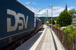 Die 185 502 (91 80 6185 502-2 D-BRLL), ex 185-CL 002 der Beacon Rail Leasing S.� r.l. (Luxembourg) f�hrt am 09 Juni 2026 mit einem KLV-Zug durch den Bahnhof Kirchen/Sieg in Richtung Siegen. 

Die TRAXX F140 AC1 wurde 2001 bei Bombardier in Kassel unter der Fabriknummer 33452 gebaut.
