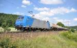 Die 185 523-8 hat einen Ölzug bei Amstetten am Haken, am 26.06.2012.