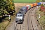 185 570-9 mit Containerzug bei Hinterdenkental am 17.10.2012.