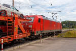 Die 185 230-0 (91 80 6185 230-0 D-DB) der DB Cargo AG fährt am 19 Juli 2024, mit einem mit PKW´s aus der „Stadt des KdF-Wagens bei Fallersleben“ (ab 1945 Wolfsburg) beladen