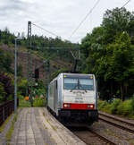 Die an die LINEAS Group NV/SA vermietete 186 504 (91 80 6186 504-7 D-Rpool) der Railpool GmbH (München) fährt am 08.04.2022 mit einem Coilzug durch den Bahnhof Kirchen (Sieg) in Richtung