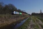 RTB Cargo 186 426 zieht am 18 März 2026 bei Tilburg Oude Warande ein Containerzug nach Kijfhoek.
