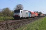 Am 3 April 2025 zieht Lineas 186 448 ein Stahlzug durch Karst an der Fotograf vorbei. Dieser vom offentlicher Füsspfad zugangiger Stelle liegt an der Strecke (Krefeld-) Meerbusch-Osterrath<=>Neuss Hbf.