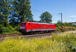 Die 189 024-3 (91 80 6189 024-3 D-DB) der DB Cargo AG rauscht am 28 Juni 2024, als Lz (Lokzug)/ auf Tfzf (Triebfahrzeugfahrt) durch Ruderdorf (Kreis Siegen) in Richtung Siegen.

Die SIEM;ENS ES 64 F4(EuroSprinter) wurde 2003 von SIEMENS in München-Allach unter der Fabriknummer 20699 gebaut und an die damalige Railion Deutschland AG (heute DB Cargo AG) in der Variante A ausgeliefert und war nur für Deutschland zugelassen. 2007 wurde sie in die Variante J umgebaut und besitzt nun die Zugbeeinflussungssysteme LZB/PZB, ETCS und ATB für
den Einsatz in Deutschland und den Niederlanden.

Die Stromabnehmerbestückung ist folgende: 
Pos. 1: D, NL (AC)
Pos. 2: NL (DC)
Pos. 3: NL (DC)
Pos. 4: D, NL (AC)

Die Elektrolokomotive ES64F4 ist eine Variante der EuroSprinter-Lokfamilie von Siemens Mobility (vormals Siemens Transportation Systems) mit Vier-Stromsystem-Ausstattung. In Deutschland ist sie vor allem als Baureihe 189 der Deutschen Bahn im Einsatz. Sie ist in allen vier in Europa üblichen Bahnstromsystemen einsetzbar. Für die verschiedenen Bahngesellschaften können die jeweils erforderlichen Zugsicherungssystem-Komponenten als „Paket“ installiert werden.

Die Lokomotiven haben eine elektrische Bremse und Scheibenbremsen. Diese sind wegen der vergleichsweise geringen zulässigen Höchstgeschwindigkeit von 140 km/h und aus Kostengründen als Radscheibenbremsen ausgeführt und nicht, wie bei Lokomotiven des Typs ES 64 U2, auf gesonderten Bremswellen angebracht. Die Konstruktion der Lok ist aber so ausgelegt, dass auch eine Version mit einer Höchstgeschwindigkeit von 230 km/h möglich ist.

Der ölgekühlte Transformator ist unterflur angeordnet, während er in der herkömmlichen Bauweise im Lok-Kasten untergebracht war. Dadurch wurde im Lokkasten ein durchgehender Mittelgang zwischen den Führerständen ermöglicht. Beiderseits des Mittelgangs befinden sich die Stromrichter-Gestelle. Je ein Stromrichtersatz versorgt die Fahrmotoren eines Drehgestelles. Er besteht aus Gleichrichtern, die die Sekundärspannung des Transformators zunächst in Gleichstrom umwandeln, sowie jeweils drei Motorstromrichtersätzen. Zur Glättung der Zwischenkreis-Gleichspannung sind Stützkondensatoren und Saugkreisdrosseln vorhanden. Die zeitlich versetzt taktenden Motorstromrichter formen den Gleichstrom in Drehstrom um und versorgen die Fahrmotoren einzeln. Dadurch können diese auch einzeln geregelt und der Reibwert Rad-Schiene optimal ausgenutzt werden.


Beim Betrieb in Gleichstrom-Netzen wird die Fahrleitungsspannung direkt in die Zwischenkreise eingespeist, wobei die Sekundärwicklungen des Trafos als Netzfilterdrossel genutzt werden.

Die Stromrichter ermöglichen zusammen mit der elektrischen Bremse auch eine Bremsstrom-Rückspeisung mit einer Bremsleistung von theoretisch 6,4 MW. Die Bremskraft ist aber aus Gründen der Entgleisungssicherheit auf 150 kN begrenzt.

TECHNISCHE DATEN:
Spurweite: 1.435 mm (Normalspur)
Achsformel: Bo’Bo’
Länge über Puffer: 19.580 mm
Drehzapfenabstand: 9.900 mm
Achsstand im Drehgestell: 2.900 mm
Treibraddurchmesser: 1.250 mm (neu)
Dienstgewicht: 87 t
Stundenleitung: 6.400 kW bei 15 kV / 25 kV AC; 6.000 kW bei 3 kV DC und 3.000 kW bis 4.200 kW bei 1,5 kV DC
Anfahrzugkraft: 300 kN
Maximale Dauerzugkraft bis 84 km/h; 270 kN
Höchstgeschwindigkeit: 140 km/h
E-Bremskraft max.: 150 kN
Stromsysteme: 15 kV, 16,7 Hz AC; 25 kV, 50 Hz AC; 1,5 kV und 3 kV DC 
Kleinster befahrbarer Gleisbogen: R = 80 m