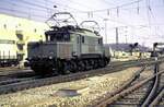 193 004-9 mit Kupplungsüberwurfbügel in Amstetten am 14.05.1982.