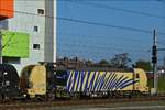 Lok 193777 von Lokomotion steht mit einem Güterzug im Bahnhof von Salzburg vor einem Haltesignal.