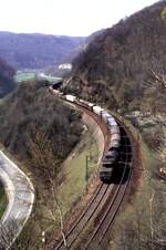 194 mit langem G�terzug auf dem M�hltalfelsendamm der Geislinger Steige am 16.04.1983.