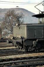 194 038-6 Schublok auf der Geislinger Steige, noch mit Kupplungsüberwurfbügel und Seilzug in den Führerstand ausgerüstet, am 11.10.1980.
