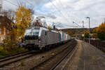 Die recht neue und ecco-rail GmbH (Wien) vermietete SIEMENS Vectron MS 6193 193 (91 80 6193 193-0 D-Rpool) der Railpool GmbH (München) fährt am 16 Oktober 2025 mit einem KLV-Zug durch Kirchen/Sieg in Richtung Köln.

Die Vectron MS wurde 2025 von Siemens Mobilitiy in München-Allach unter der Fabriknummer 23558 gebaut und im Juni 2025 an die Railpool GmbH (München) ausgeliefert. 

Diese Vectron Lokomotive ist als MS - Multisystemlokomotive mit 6.400 kW Leistung und einer Höchstgeschwindigkeit von 160 km/h konzipiert. Sie wurde in der Variante A01 ausgeführt und hat so die Zulassung für Deutschland, Österreich, Slowakei, Polen, Tschechien, Ungarn, Rumänien und Bulgarien (D / A / SK / PL / CZ / H / RO / BG). So besitzt die Vectron Variante MS A01 folgende Zugsicherungssysteme: ETCS BaseLine 3, sowie für Deutschland (PZB90 / LZB80 (CIR-ELKE I)), für Österreich (ETCS Level 1 mit Euroloop, ETCS Level 2, PZB90 / LZB80), für Polen (SHP), Slowakei und Tschechien (LS (Mirel)), Ungarn (ETCS Level 1, EVM (Mirel)) und Rumänien (PZB90).