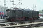 E 77 10 steht am 12 April 2014 in Dresden Hbf.