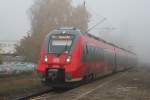 aus dem dichten Nebel kam 442 348-8 als S1 von Warnemnde Werft nach Rostock Hbf in dem Haltepunkt Rostock-Holbeinplatz gefahren.30.10.2015