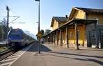 Bahnhof Brannenburg in Bayern, Bahnsteigseite mit BRB ET 305 (BR 430) auf Gleis 1 am 11.08.2022.