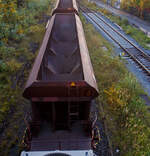 Blick von oben auf den, nun leeren, vierachsigen offenen Drehgestell-Schüttgutwagen mit dosierbarer Schwerkraftentladung, 31 80 6940 387 D-DB, Gattung Facs 124 (ex DR Gattung Eads-y), der DB