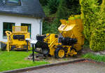 Beim Besucherbergwerk Markus Röhling Stolln in Annaberg-Buchholz - Frohnau am 25.08.2013: Rechts im Vordergrund ein gleisloser Vollgummibereifter druckluftbetriebener BBA Bunkerlader vom Typ LB