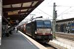 193 707-7 MRCE X 4 E-marc Italia Rail Vectron mit Beh�lter-Containerzug in Ulm am 28.07.2022.