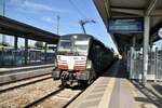 Siemens Vetron MRCE X 4 E 653 (91 80 6 193 653-3 D-DISPO) mit Containerzug in Rosenheim am 12.08.2022.