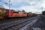 Die an die DB Cargo AG vermietete Railpool 151 099-9 (91 80 6151 099-9 D-Rpool), fährt nun am 22.12.2021 vom Rangierbahnhof Kreuztal, mit einem langen gemischten Güterzug, in Richtung Hagen