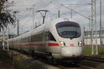 411 013 (Hansestadt Stralsund) als ICE 1749 von Stralsund nach Hannover bei der Ausfahrt im Rostocker Hbf.18.10.2019 