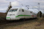 402 005 als ICE 1042 von Ostseebad Binz nach Berlin-Südkreuz bei der Güterumfahrung in Höhe Rostock Hbf.05.03.2022