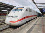 402 033-5 mit ICE 1974 von Berlin Südkreuz nach Rostock kurz nach der Ankunft um 11.00 Uhr im Rostocker Hbf.(26.07.2025)