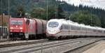 Der ICE 3 überholt 185 238-3 mit Güterzug auf dem Ausweichgleis in Amstetten am 17.09.2011.