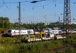 Blick am 20 Mai 2025 aus einem Zug auf den Abstellbereich (Schieneninfrastruktur) der Eiffage Infra-Rail GmbH in Herne (ehemals Heitkamp Rail GmbH):   Vorne steht der Klv 53 mit einem neuem MKG 76