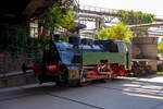 Die Normalspur-Dampflokomotive 46 der Vlklinger Htte (ehem. Rchling'schen Eisen- und Stahlwerke GmbH in Vlklingen/Saar, ab 1982 ARBED-Saarstahl GmbH, ab 1986 Saarstahl Vlklingen GmbH), eine Jung Hochofenlok niedriger Bauart, abgestellt mit einem offenen Roheisenpfannenwagen der Burbacher Htte, hier am 01 Juli 2025 am Gelnde Vlklinger Htte als Denkmal. Heutiger Eigentmer ist die Initiative Vlklinger Htte e.V..

1964 wurde die Lok Nr. 46 mit der Fabriknummer 13835 im Auftrag der Rchling'schen Eisen- und Stahlwerke als letzte rostgefeuerte Dampflok der Firma Arnold Jung, Lokomotivfabrik GmbH, in Jungenthal bei Kirchen an der Sieg gebaut und am 09.12.1964 geliefert. Einsatzgebiet war der Roheisentransport von den sechs Hochfen zum Thomasstahlwerk, wobei die besonders beengten Verhltnisse auf der Vlklinger Htte eine besondere Bauform erforderten. Die Verbindung zwischen Eisenwerk und Stahlwerk war nur durch einen Tunnel mglich, da die Deutsche Bahn durch ihre Gleisanlagen die Htte in zwei Bereiche teilt. Dieser Tunnel, der Roheisenkanal, ist so niedrig, dass die zweiachsige Lok nur eine Hhe von 2.640 mm ber der Schienenoberkante und eine Breite von 2.450 mm aufweist. Die Loks 44 (11945/Baujahr 1953) und 45 (13240/Baujahr 1959), die nach vorliegenden Unterlagen technisch baugleich sind, wurden schon vorher (von der Arnold Jung GmbH an die Vlklinger Htte geliefert. 

Um speziell die Fhrerhausrckwand, die Lampen, aber auch die Kupplungselemente zwischen Lok und dem ersten Wagen vor flssigen glhenden Spritzern von herabfallenden Roheisen zu schtzen, erhielten die Lokomotiven ein nach hinten verlngertes Dach. Die Puffer wurden im Stahlwerk den dort vorhanden Roheisenpfannenwagen angepasst. Alte Jung Mitarbeiter berichten, an der Lok htte man kaum was verdient, weil lnst nicht mehr Dampflokteile ab Lager vorhanden waren umd z.T. mhsam und teuer beschafft werden musste.

Im Zuge der Modernisierung und Rationalisierung wurden die Roheisendampfloks 1981 nicht mehr bentigt. Whrend die Lokomotiven 44 und 45 an ein Museum im Ruhrgebiet verkauft wurden, gelangte die Lokomotive 46 als technisches Denkmal 1982 zur Universitt Kaiserslautern. Diese schenkte die Lokomotive 46 der Initiative Vlklinger Htte, die sie mit Hilfe von Sponsoren am 9. Februar 1999 nach Vlklingen zurckholte.

TECHNISCHE DATEN:
Baujahre: 1953,1959 und 1964
Gebaute Anzahl: 3
Spurweite: 	1.435 mm (Normalspur)
Achsformel: B
Lnge: 7.600 mm
Achsabstand: 2.000 mm
Triebraddurchmesser: 1.000 mm (neu)
Breite: 2.450 mm
Hhe: 2.650 mm
Dienstgewicht: 26 t
Hchstgeschwindigkeit: k. A. 
Leistung: 250 PS
Zugkraft: 7,5 t
Zylinder: 2 Stck,  380 mm x 500 mm Hub
Dampfdruck: 14 bar
Heizflche: 58,92 m
Rostflche: 1,17 m
Anzahl Siederohre: 178 Stck
Durchmesser Siederohre: 33/38 mm
Lnge Siederohre: 2.540 mm
Wasservorrat: 2.500 l (2,5 m)
Kohlenvorrat: 500 kg