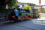 Die Normalspur-Dampflokomotive 46 der Vlklinger Htte (ehem. Rchling'schen Eisen- und Stahlwerke GmbH in Vlklingen/Saar, ab 1982 ARBED-Saarstahl GmbH, ab 1986 Saarstahl Vlklingen GmbH), eine Jung Hochofenlok niedriger Bauart, abgestellt mit einem offenen Roheisenpfannenwagen der Burbacher Htte, hier am 01 Juli 2025 am Gelnde Vlklinger Htte als Denkmal. Heutiger Eigentmer ist die Initiative Vlklinger Htte e.V..

1964 wurde die Lok Nr. 46 mit der Fabriknummer 13835 im Auftrag der Rchling'schen Eisen- und Stahlwerke als letzte rostgefeuerte Dampflok der Firma Arnold Jung, Lokomotivfabrik GmbH, in Jungenthal bei Kirchen an der Sieg gebaut und am 09.12.1964 geliefert. Einsatzgebiet war der Roheisentransport von den sechs Hochfen zum Thomasstahlwerk, wobei die besonders beengten Verhltnisse auf der Vlklinger Htte eine besondere Bauform erforderten. Die Verbindung zwischen Eisenwerk und Stahlwerk war nur durch einen Tunnel mglich, da die Deutsche Bahn durch ihre Gleisanlagen die Htte in zwei Bereiche teilt. Dieser Tunnel, der Roheisenkanal, ist so niedrig, dass die zweiachsige Lok nur eine Hhe von 2.640 mm ber der Schienenoberkante und eine Breite von 2.450 mm aufweist. Die Loks 44 (11945/Baujahr 1953) und 45 (13240/Baujahr 1959), die nach vorliegenden Unterlagen technisch baugleich sind, wurden schon vorher (von der Arnold Jung GmbH an die Vlklinger Htte geliefert. 

Um speziell die Fhrerhausrckwand, die Lampen, aber auch die Kupplungselemente zwischen Lok und dem ersten Wagen vor flssigen glhenden Spritzern von herabfallenden Roheisen zu schtzen, erhielten die Lokomotiven ein nach hinten verlngertes Dach. Die Puffer wurden im Stahlwerk den dort vorhanden Roheisenpfannenwagen angepasst. Alte Jung Mitarbeiter berichten, an der Lok htte man kaum was verdient, weil lnst nicht mehr Dampflokteile ab Lager vorhanden waren umd z.T. mhsam und teuer beschafft werden musste.

Im Zuge der Modernisierung und Rationalisierung wurden die Roheisendampfloks 1981 nicht mehr bentigt. Whrend die Lokomotiven 44 und 45 an ein Museum im Ruhrgebiet verkauft wurden, gelangte die Lokomotive 46 als technisches Denkmal 1982 zur Universitt Kaiserslautern. Diese schenkte die Lokomotive 46 der Initiative Vlklinger Htte, die sie mit Hilfe von Sponsoren am 9. Februar 1999 nach Vlklingen zurckholte.

TECHNISCHE DATEN:
Baujahre: 1953,1959 und 1964
Gebaute Anzahl: 3
Spurweite: 	1.435 mm (Normalspur)
Achsformel: B
Lnge: 7.600 mm
Achsabstand: 2.000 mm
Triebraddurchmesser: 1.000 mm (neu)
Breite: 2.450 mm
Hhe: 2.650 mm
Dienstgewicht: 26 t
Hchstgeschwindigkeit: k. A. 
Leistung: 250 PS
Zugkraft: 7,5 t
Zylinder: 2 Stck,  380 mm x 500 mm Hub
Dampfdruck: 14 bar
Heizflche: 58,92 m
Rostflche: 1,17 m
Anzahl Siederohre: 178 Stck
Durchmesser Siederohre: 33/38 mm
Lnge Siederohre: 2.540 mm
Wasservorrat: 2.500 l (2,5 m)
Kohlenvorrat: 500 kg