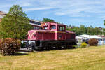 Die Jung R 42 C ehemalige Werkslok Nr. 12 der Firma Gontermann-Peipers, ex SK 12 Siegener Kreisbahn, ex Lok 12 der Kleinbahn Weidenau-Deuz, hier am 28 Mai 2026 als Denkmallok in Kirchen/Sieg, gleich neben ihrer „Geburtsst�tte“ der ehemalige Lokomotivfabrik Arnold Jung Jungenthal.

Diese Jung R 42 C, die von der Gie�erei Gontermann-Peipers GmbH, Siegen-Kaan-Marienborn an den Heimatverein Kirchen gestiftete Jung-Lok kehrte zu ihren Wurzeln nach Kirchen zur�ck und ist nun als Denkmal, gleich neben den Werkshallen der ehemaligen Lokfabrik Jung Jungenthal GmbH aufgestellt.

Die Lok vom Typ R 42 C wurde 1959 von der Firma Jung Jungenthal GmbH, Kirchen (Sieg) unter der Fabriknummer 13117 gebaut und an AB Industridiesel in Stockholm (ein H�ndler) geliefert. Sie wurde aber, aus unbekannten Gr�nden, 1960 wieder an Jung zur�ckgegeben, die sie dann an die Kleinbahn Weidenau-Deuz lieferte. Die Kleinbahn Weidenau-Deuz erhielt ebenso wie die Siegener Kreisbahn vier Lokomotiven und die Freien Grunder Eisenbahn in Herdorf eine, so dass nach der Fusion als Siegener Kreisbahn 1970 dort neun Lokomotiven verkehrten. Durch die Fusion zum 01.01.1970 wurde sie dann zur SK 12. Von 2000 bis 2002 war die Lok dann an die BLE - Butzbach-Licher Eisenbahn AG, Butzbach vernietet. Im Februar 2003 wurde sie dann an Gontermann-Peipers verkauft.

Die Jung R 42 C ist eine dieselhydraulische Lokomotive von der 32 Exemplaren von Arnold Jung Lokomotivfabrik in Jungenthal bei Kirchen/Sieg gebaut wurden. Sie war vor allem f�r den Rangiereinsatz im Werksdienst vorgesehen, ab 1955 wurde die R 42 C angeboten. Sieben Loks von diesem Typ gingen in den Wehrdienst, sie wurden zwischen 1956 und 1959 von der Bundeswehr beschafft und bei der Truppe unter der Versorgungsnummer 2210-12-120-7680 in den Bestand �bernommen.

Die Achsfolge ist C, als Antrieb dient ein aufgeladener MAN-Motor W8V 17,5/22A (wassergek�hlter 8 Zyl. Reihenmotor) mit einer Leistung von 440 PS bei 1100 U/min, dieser �bertr�gt seine Leistung auf ein hydraulisches Voith-Turbo-Getriebe L 37 U, dieses wiederum auf eine hinten liegende Blindwelle, die die drei Achsen �ber Kuppelstangen antreibt. Diese Leistungssteigerung von 40 PS, gegen�ber der R 40 C, machte den Einbau eines gr��eren L�fters notwendig. Dieser ist am L�ftergitter auf dem Aufbau der dem Motor abgewandten Vorbau zu erkennen. Die Maschinen verf�gen bei vergr��ertem Raddurchmesser �ber einen verk�rzten Radstand gegen�ber der R 40 C.

TECHNISCHE DATEN:
Achsfolge: C
Spurweite: 1.435 mm (Normalspur)
L�nge �ber Puffer: 9.285 mm
Achsstand: 2 x 1.700 mm = 3.400 mm
Raddurchmesser: 1.100 mm
Breite: 3.120 mm
H�he: 3.975 mm
Eigengewicht: 43.500 kg
Dienstgewicht: 45.000 kg
Motor: wassergek�hlter 8-Zylinder 4-Takt MAN-Reihendieselmotor W 8 V 17,5/22 A mit Abgas-Turbolader
Hubraum: 42,32 Liter 
Leistung: 324 kW (440 PS) bei 1.100 U/min 
H�chstgeschwindigkeit: 60 km/h / im Rangiergang 25 km/h
Schaltgetriebe: Voith L37Ab
Wendegetriebe: Jung 420G
Bremse: Klotzbremse, an allen 6 R�dern
Betriebsbremse: K-GPmZ (einl�sige Knorr-Bremse mit Zusatzbremse), pneumatisch, auf alle 6 R�der wirkend
Bremsgewicht: 40 t (P); 29 t (G)
Feststellbremse: Handrad, mechanisch, auf alle 6 R�der wirkend
Tankinhalt: 820 Liter (Diesel)
Sonstiges: L�utewerk, Sicherheitsfahrschaltung

Im deutschen Fahrzeugeinstellungsregister ist f�r die Jung R 42 C die Nummer 3942 vorgesehen, diese hier hat aber keine NVR-Nummer da sie nur auf dem Werkgleis f�hrt.

Durch das L�utewerk, das bei dem teilweisen Betrieb wie Stra�enbahn bei der Siegener Kreisbahn, st�ndig l�utete, wurde die Siegener Kreisbahn auch im Volksmund „Bimmelbahn“ genannt.