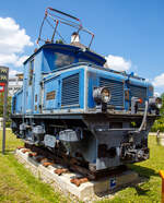 Die Tallokomotive 3 (Adhäsionslok) der Bayerische Zugspitzbahn AG als Denkmal beim Verkehrszentrum des Deutschen Museums in München am 16.06.2018. 

Die Lok wurde 1929 von AEG in Berlin unter der Fabriknummer 4270 gebaut. Seit April 2008 steht sie zusammen mit der Berglokomotiven 11 (Zahnradlokomotive) als Denkmal vor dem Verkehrszentrum des Deutschen Museums in München, sie sind eine Leihgabe der BZB ans Museum.

Die Tallokomotiven 1 ist auch noch im Jahr 2020 noch im Betriebsbestand und wird für Rangieraufgaben im Betriebswerk Grainau oder vor Bauzügen auf der Talstrecke eingesetzt. 

Die Tallokomotiven der Bayerischen Zugspitzbahn sind meterspurige Elektrolokomotiven für den reinen Adhäsionsbetrieb. Sie wurden zusammen mit den Berglokomotiven 11 bis 18 als Erstausstattung der Bayerischen Zugspitzbahn 1929 beschafft. Die zweiachsigen Tallokomotiven für die Talstrecke zwischen Garmisch-Partenkirchen und Grainau mit den AEG Fabriknummern 4268 bis 4271 hatten die Aufgabe, maximal sechs Personenwagen mit bis zu 40 km/h von Garmisch-Partenkirchen nach Grainau zu befördern. Mit einer zweiten Lokomotive als Vorspann konnten bis zu sieben Personenwagen gezogen werden.

Die Lokomotiven wickelten, bis 1987 die Doppeltriebwagen 10 und 11 in Betrieb genommen wurden, den gesamten Verkehr auf der Talstrecke ab. Daraufhin wurde 1988 Lokomotive Nr. 2 ausgemustert und als Denkmal in Garmisch-Partenkirchen aufgestellt. Lokomotive Nr. 3 war bis 2008 in Betrieb und steht seitdem zusammen mit der Berglokomotive Nr. 11 als Denkmal vor dem Verkehrszentrum des Deutschen Museums. Die Lokomotive Nr. 1 bis 4 sind weiterhin in Betrieb.


Mechanischer Teil:
Der Rahmen ist als Blechrahmen aus 30 mm starken Blechtafeln und als Außenrahmen ausgeführt. An das mittig sitzende, geschlossene Führerhaus schließen zwei niedrige Vorbauten an, in denen die Geräteausrüstungen untergebracht sind. Für Wartungsarbeiten können die Hauben abgenommen werden. Der Antrieb der Lokomotive erfolgt durch zwei Fahrmotoren, die in Tatzlagerbauform ausgeführt sind. Um eine ausreichende Bodenfreiheit in mit Zahnstangen ausgerüsteten Gleisen zu gewährleisten, wurde der Treibraddurchmesser ungewöhnlich groß gewählt. Die Lokomotiven werden mit einer selbsttätigen Vakuumbremse, System Hardy, und einer Handspindelbremse als Feststellbremse gebremst. Zur Erzeugung des Vakuums für die Vakuumbremse ist in den Lokomotiven eine zweizylindrige Kolben-Vakuumpumpe verbaut. Angetrieben wird die Pumpe durch einen Gleichstrommotor mit Netzspannung. Ein zusätzlicher Verdichter erzeugt Druckluft für die Betätigung der Druckluftpfeife, des Druckluftläutwerks und der Sandstreueinrichtung. Auf die Saugluftbremse wirkt eine wegabhängige Sicherheitsfahrschaltung, um die Lokomotiven ohne einen Beimann betreiben zu können. Die Sicherheitsfahrschaltung wird entweder durch eine Fußleiste am Fahrschalter oder durch einen der beiden Handtaster an den Einstiegstüren durch den Lokführer betätigt.

Für den Winterdienst wird an einer der Lokomotiven ein Schneeräumschild in Richtung Garmisch-Partenkirchen angebracht, um die Strecke von Grainau nach Garmisch-Partenkirchen zu räumen.

Elektrischer Teil:
Auf dem Dach des Führerhauses ist ein Scherenstromabnehmer angeordnet, der mittels einer Feder gehoben und durch einen handbetätigten Flaschenzug gesenkt werden kann. Zur Ableitung von Überspannungen sind zwischen Stromabnehmer und Hauptschalter eine Hörner-Funkenstrecke und ein Aluminium-Ableiter angebracht. Zum Anfahren haben die Lokomotiven sieben Anfahrwiderstände. Die beiden vierpoligen Fahrmotoren sind stets in Reihe geschalten. Durch zwei zusätzliche Feldschwächungsstufen hatte die Lokomotive insgesamt drei Dauerfahrstufen. Zur Steuerung der Lokomotive ist mittig im Führerhaus ein Starkstromfahrschalter angebracht, mit dem die Fahrstufen unmittelbar eingestellt werden können.

TECHNISCHE DATEN:
Hersteller: AEG, Berlin
Anzahl: 4 (Nummerierung 1 bis 4)
Baujahr: 1929
Spurweite:	1.000 mm (Meterspur)
Achsfolge: Bo
Länge über Kupplung: 6.900 mm
Achsabstand: 3.200 mm
Treibraddurchmesser: 	1.200 mm (neu)
Höhe Lokkasten:  2.600 mm 
Antrieb: 3 Elektromotoren
Leistung: 3 x 170 kW (230PS) = 510 kW (690 PS)
Zul. Höchstgeschwindigkeit : 50 km/h
Gewicht: 27,5 t
Stundenleistung: 2 x 112 kW = 224 kW / 300 PS (bei 20 km/h)
Dauerleistung: 148 kW (bei 22,5 km/h)
Stromsystem: 1.650 V DC (Gleichstrom)
Stromübertragung: Oberleitung
Anzahl der Fahrmotoren: 2 Tatzlagermotore
Übersetzung: 6,06 : 1
Bremse: Vakuumbremse
Zugheizung: elektrisch
Kupplungstyp: Scharfenbergkupplung

Die Zugspitzbahn beginnt im Ortsteil Garmisch auf einer Höhe von 705 m ü. NN als Adhäsionsbahn in einem betrieblich komplett vom benachbarten Normalspur-Bahnhof der Deutschen Bahn AG getrennten Bahnhof. Auf den ersten drei Kilometern verläuft sie parallel zur seit 1913 bestehenden Außerfernbahn, um dann in einer ansteigenden Kurve mit einer Blechbalkenbrücke die Staatsbahn zu überqueren. Im Anschluss mündet die Strecke im Katzensteintunnel und führt von dort zu den Seilbahnen Kreuzeckbahn und Alpspitzbahn. Von dort verläuft die Strecke recht geradlinig und leicht abfallend zum Grainauer Ortsteil Hammersbach. Sie umfährt den Fuß der Waxensteine und durchquert den Ort Grainau. Im Bahnhof Grainau endet die Adhäsionsstrecke nach 7,5 Kilometern mit dem Beginn der Bergstrecke. Dort befindet sich auch der betriebliche Mittelpunkt der Bahn mit der Wagenhalle. An der Wagenhalle vorbei führt die Strecke weiter zur Christlhütte und von da an parallel zur Eibseestraße, wobei Steigungen bis zu 150 ‰ überwunden werden. Im Anschluss an die Station Eibsee führt die Strecke mit bis zu 250 ‰ Steigung durch den Zugwald und durchquert mit einem kurzen Tunnel eine Mure. Direkt nach dem Tunnel führt die Bahn in einem engen Bogen über einen 12 Meter hoch aufgeschütteten Damm. Nach dem Haltepunkt Riffelriß mündet die Strecke im 4,5 Kilometer langen Zugspitztunnel. Die Tunnelstrecke führt in mehreren Schleifen aufwärts Richtung Zugspitzplatt. An der Abzweigstelle im Tunnel teilt sich die Strecke auf, einerseits in den alten Tunnel zum Schneefernerhaus, andererseits in den neuen Rosi-Tunnel zum Sonnalpin. Beide Bahnhöfe sind als unterirdische Kopfbahnhöfe ausgeführt. Der Zahnstangenabschnitt war ursprünglich 11,1 Kilometer lang und verlängerte sich durch die Eröffnung des neuen Tunnels zum Sonnalpin auf 11,5 Kilometer, die Strecke insgesamt auf 19,0 Kilometer.
