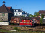 Ein unbekannter ex DB Klv 61 – Kleinstturmtriebwagen der Deutsche Draisinen Sammlung der Eisenbahnfreunde Wetterau e.V. in Bad Nauheim, hier am 23 April 2026 aus einem Zug heraus fotografiert. 

Der Entwurf des Kleinstturmtriebwagens Klv 61 geht zur�ck auf einen Eigenbau, den die Fahrleitungsmeisterei M�nchen-Pasing auf Basis eines Vorkriegs-Rottenwagens Klv 31 durchf�hrte. Robel in M�nchen konstruierte auf Basis des Fahrwerkes des 1953 eingef�hrten  Schweren Rottenkraftwagens  Klv 40 / 41 oben genanntes Fahrzeug. Viele Komponenten wurden �bernommen, allerdings sah man in der Anfangszeit den Antrieb auf eine Achse als ausreichend an. Die Abk�rzung Klv steht f�r Kleinwagen mit Verbrennungsmotor.

Der Klv 61 wurde in 30 Exemplaren im Zeitraum von 1954 bis 1958 von ROBEL Bahnbaumaschinen GmbH in M�nchen f�r die DB - Deutsche Bundesbahn gebaut. Der Antrieb erfolgte, mittels Gelenkwelle vom Motor auf das Achsgetriebe einer Achse. Die Kraftquelle war ein 52 PS leistender luftgek�hlter 4-Zylinder Deutz-Dieselmotor vom Typ Deutz A4L514. Baugleiche Fahrzeuge wurden auch anderen Bahnen angeboten. Das einfachausgestattete Fahrzeug konnte bis zu sieben Personen bef�rdern. Es hatte keine Zug- und Sto�einrichtungen.

TECHNISCHE DATEN von Klv 61
Spurweite: 1.435 mm (Normalspur)
Achsformel: A1
L�nge �ber Alles: 6.000 mm
L�nge Wagenkasten: 5.000 mm
Achsstand: 2.900 mm
gr��te Breite: 2400 mm
gr��te H�he �ber Schienenoberkante (mit B�hne): 	4.600 mm
gr��te H�he �ber Schienenoberkante (ohne B�hne): 3.250 mm
Raddurchmesser: 600 mm (neu)
Eigengewicht: 7.300 kg
zul. Ladegewicht:1.500 kg
zul. Gesamtgewicht: 8.800 kg
Zur Mitfahrt zugel. Personen: 7
Kraftstoffvorrat: 100 l
Motor: luftgek�hlter 4-Zylinder-4-Takt-Dieselmotor, Deutz A4L 514
Leistung: 52 PS bei 1.600 U/min
Getriebe: mechanisches ZF vom Typ Kb 40 D
Leistungs�bertragung: Gelenkwelle
H�chstgeschwindigkeit: 50 km/h
