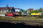 Ein unbekannter ex DB Klv 61 – Kleinstturmtriebwagen der Deutsche Draisinen Sammlung der Eisenbahnfreunde Wetterau e.V. in Bad Nauheim, hier am 23 April 2026 aus einem Zug heraus fotografiert. 

Der Entwurf des Kleinstturmtriebwagens Klv 61 geht zur�ck auf einen Eigenbau, den die Fahrleitungsmeisterei M�nchen-Pasing auf Basis eines Vorkriegs-Rottenwagens Klv 31 durchf�hrte. Robel in M�nchen konstruierte auf Basis des Fahrwerkes des 1953 eingef�hrten  Schweren Rottenkraftwagens  Klv 40 / 41 oben genanntes Fahrzeug. Viele Komponenten wurden �bernommen, allerdings sah man in der Anfangszeit den Antrieb auf eine Achse als ausreichend an. Die Abk�rzung Klv steht f�r Kleinwagen mit Verbrennungsmotor.

Der Klv 61 wurde in 30 Exemplaren im Zeitraum von 1954 bis 1958 von ROBEL Bahnbaumaschinen GmbH in M�nchen f�r die DB - Deutsche Bundesbahn gebaut. Der Antrieb erfolgte, mittels Gelenkwelle vom Motor auf das Achsgetriebe einer Achse. Die Kraftquelle war ein 52 PS leistender luftgek�hlter 4-Zylinder Deutz-Dieselmotor vom Typ Deutz A4L514. Baugleiche Fahrzeuge wurden auch anderen Bahnen angeboten. Das einfachausgestattete Fahrzeug konnte bis zu sieben Personen bef�rdern. Es hatte keine Zug- und Sto�einrichtungen.

TECHNISCHE DATEN von Klv 61
Spurweite: 1.435 mm (Normalspur)
Achsformel: A1
L�nge �ber Alles: 6.000 mm
L�nge Wagenkasten: 5.000 mm
Achsstand: 2.900 mm
gr��te Breite: 2400 mm
gr��te H�he �ber Schienenoberkante (mit B�hne): 	4.600 mm
gr��te H�he �ber Schienenoberkante (ohne B�hne): 3.250 mm
Raddurchmesser: 600 mm (neu)
Eigengewicht: 7.300 kg
zul. Ladegewicht:1.500 kg
zul. Gesamtgewicht: 8.800 kg
Zur Mitfahrt zugel. Personen: 7
Kraftstoffvorrat: 100 l
Motor: luftgek�hlter 4-Zylinder-4-Takt-Dieselmotor, Deutz A4L 514
Leistung: 52 PS bei 1.600 U/min
Getriebe: mechanisches ZF vom Typ Kb 40 D
Leistungs�bertragung: Gelenkwelle
H�chstgeschwindigkeit: 50 km/h
