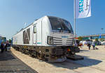 
Siemens' erste Vectron-Hybrid-Lok ist fertig

Hybrid muss nicht immer Akkunutzung heien. Siemens' neue Vectron hat neben der Elektrofhigkeit unter Fahrdraht auch einen Dieselmotor. 

Siemens prsentierte auf der Messe “transport logistic 2019“ in Mnchen (hier 05.06.2019) seine neue Vectron Dual Mode, hier die 248 002 (90 80 2248 002-8 D-SIEAG.

Der Vectron Dual Mode vereint die Vorteile einer vollwertigen Diesellokomotive mit denen von elektrischen Lokomotiven. Dank des leistungsstarken Dieselantriebs sowie der Ausstattung fr die Nutzung der Fahrleitung kann man jederzeit flexibel auf die Traktionsanforderungen reagieren. So bleibt man immer in Bewegung, egal ob mit oder ohne Fahrdraht. Wo ein Fahrdraht ist, sollte man ihn nutzen. Denn der Betrieb unter Oberleitung ist im Vergleich zum Dieselbetrieb deutlich kosteneffizienter und umweltfreundlicher. Doch weil es in Deutschland noch lange Zeit Strecken geben wird, die nicht vollstndig elektrifiziert sind, fahren viele Diesellokomotiven unter Fahrdraht weiter. Das ist aber konomisch und kologisch wenig sinnvoll. Hier ein Beispiel einer echten Alternative. 

Mit der Vectron Dual Mode ist es mglich Gterzge aus dem Umland umweltschonend in die Zentren der Ballungsrume zu befrdern. Nur so einfach, wie in der Siemens Werbung ist es auch nicht, denn die Lok vier Achsen (Bo’Bo’) und wiegt 90 t, so ergibt sich eine Achslast  von 22,5 t. Nicht elektrifizierte Nebenstrecken haben nicht gerade alle von min. D2 (22,5 t), und knnen so auch nicht befahren werden.  Beispielsweise wre der Verkehr auf der „Hellertalbahn“ KBS 462 nur zwischen Betzdorf und Herdorf mglich (D4), aber nicht weiter nach Haiger, denn hier ist die Streckenklasse CM (20 t Achslast).

TECHNISCHE DATEN der Siemens Vectron Dual Mode (BR 248)
Spurweite: 1.435 mm
Achsformel: Bo'Bo'
Lnge ber Puffer: 19.975 mm
Drehzapfenabstand: 10.800 mm
Achsabstand im Drehgestell: 2.700 mm
Breite: 3.020mm
Hhe:  4.220 mm
Raddurchmesser :  1.100 mm (neu) / 1.020 mm (abgenutzt)
Gewicht:  90 t (bei vollen Vorrten)
Spannungssysteme (bei E-Betrieb): 15 kV, 16,7 Hz
Dieselmotor: MTU 16V 4000 R84 (16-Zylinder-V-Motor)
Dieselmotorleistung an der Kurbelwelle: 2.400 kW
Max. Leistung am Rad (E u. D-Antrieb):  2.000 kW
Hchstgeschwindigkeit:160 km/h
Antriebsart: elektrisch oder dieselelektrisch
Kraftbertragung :Teilabgefederter Antrieb (Ritzelhohlwellenantrieb)
Kraftstoffbehlter Nutzvolumen: 2.500 l
Anfahrzugskraft:  300 kN
Elektrische Bremskraft: 150 kN
Elektrische Bremsleistung (am Rad): E-Betrieb 2.100 kW / Dieselbetrieb 1.700 kW
Doppeltraktion: ber WTB BB mit typgleichen Fahrzeugen sowie Vectron E, Vectron DE und ER20
Zugsicherung: PZB / fr ETCS vorbereitet
